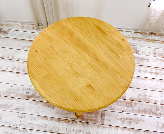 パイン無垢材の木目が美しいラウンドテーブル